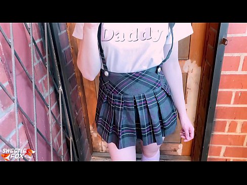 ❤️ 女学生深深地吸吮她的鸡巴,代替上课做爱 ❌ Fucking video❤