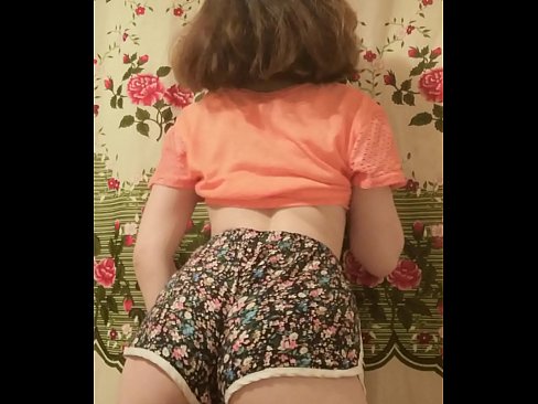 ❤️ 性感的年轻宝贝在镜头前脱下她的短裤 ❌ Fucking video❤